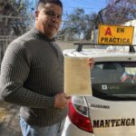 Alumno recibiendo orientación examen licencia — Escuela Colón