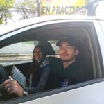 Instructor de manejo con alumno — Escuela Colón San Bernardo